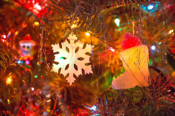 1980s christmas tree ornaments, snowflake ornament - home decoration stock-fotos und bilder