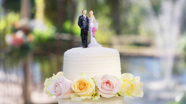 a beautiful cake that's as sweet as the couple's love - garden decoration stock pictures, royalty-free photos & images