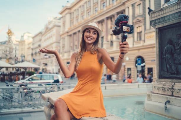 aantrekkelijke vrouw vlogging uit wenen - travel stockfoto's en -beelden