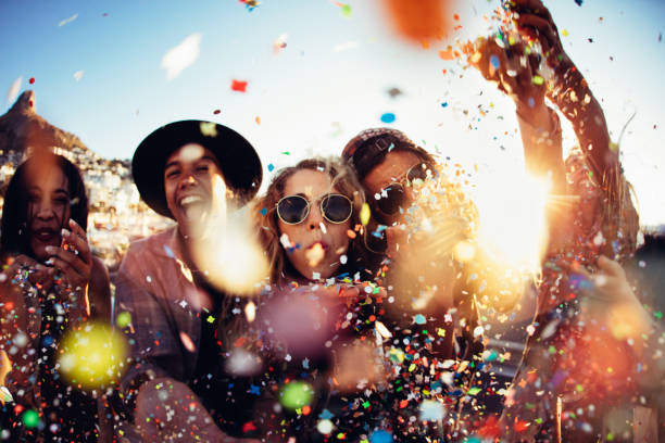 adolescente hipster amis fête par des confettis colorés en mains couper le souffle - travel photos et images de collection