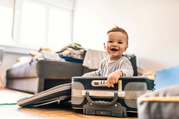 adorable bébé garçon dans valise s’amuser - travel photos et images de collection
