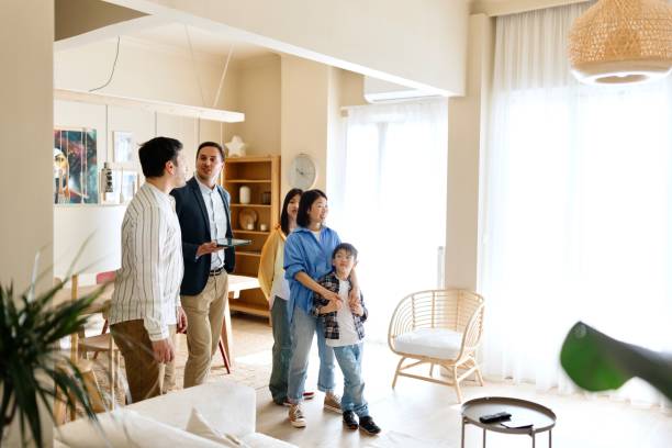 agent immobilier discute avec sa famille - home decoration photos et images de collection