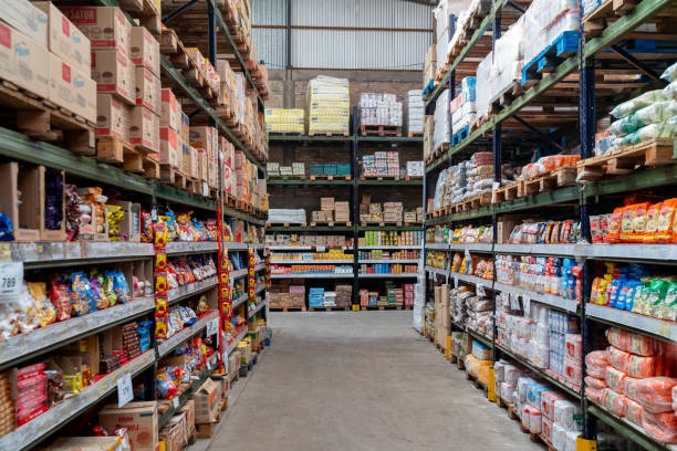 allée sans personne dans un supermarché de gros - food photos et images de collection