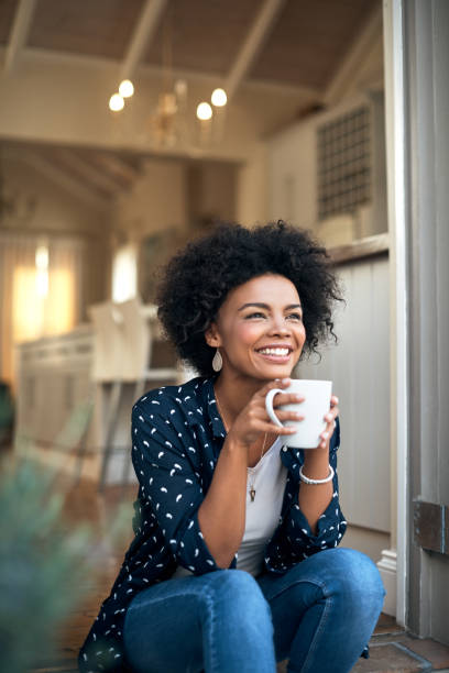 alleen ik en koffie - coffee stockfoto's en -beelden
