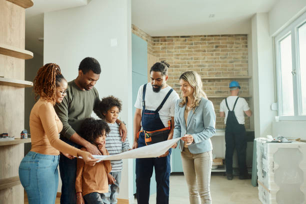 analyzing blueprints in moving house! - home decoration stockfoto's en -beelden
