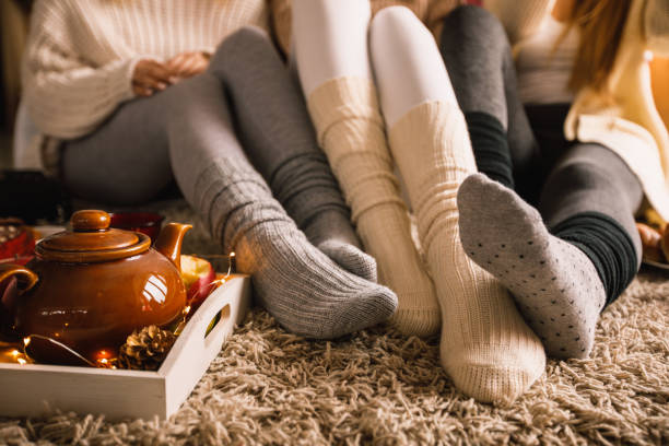 apprécier le thé chaud dans la chaussette confortable un jour froid d'automne - home decoration photos et images de collection