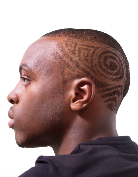 aufwendige haar stil und profil eines jungen mannes - hairstyle stock-fotos und bilder