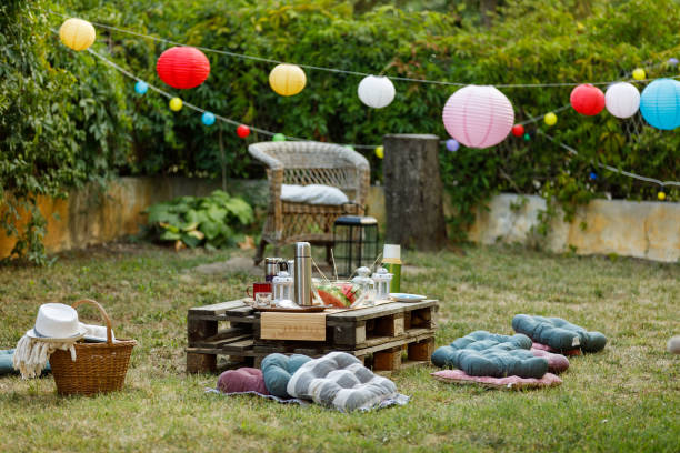 backyard garden party setting is complete with beautiful decorations, food and drink, and outdoor seating - garden decoration stock pictures, royalty-free photos & images