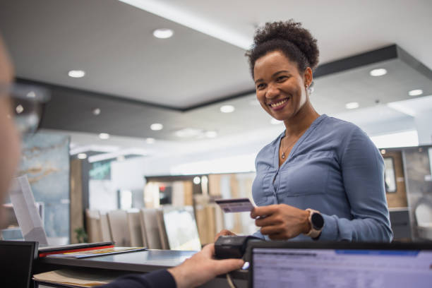 badezimmerfliesen einkaufende frau - home decoration stock-fotos und bilder