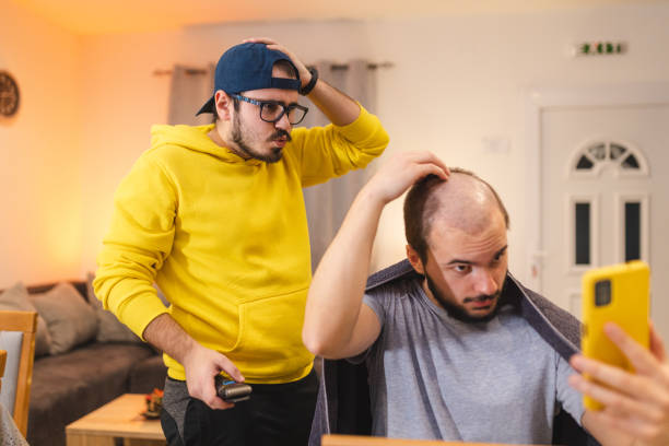 barber messed up while giving a haircut to his client at home because of the pandemic - hairstyle stockfoto's en -beelden