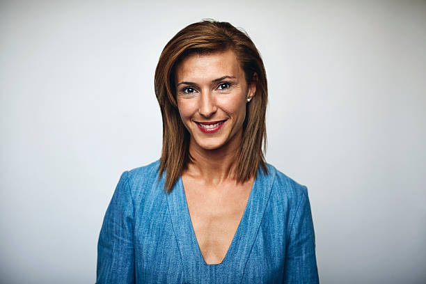 beautiful businesswoman smiling over white - hairstyle stockfoto's en -beelden