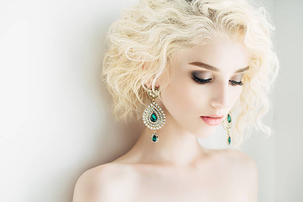 belle femme avec de beaux earings et coiffure - hairstyle photos et images de collection