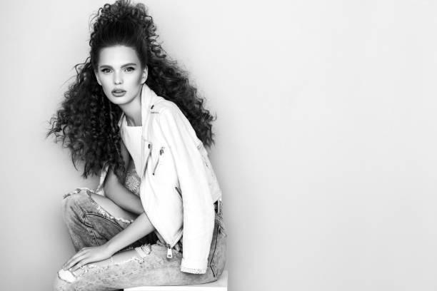 belle fille assise dans le studio - fashion photos et images de collection