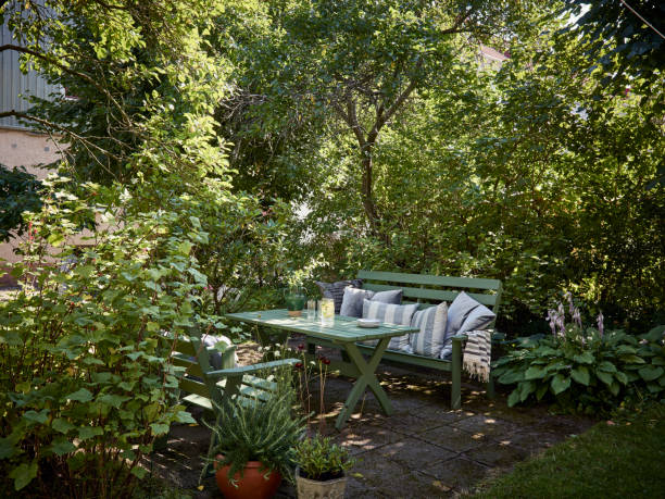 bench and table in garden - home decoration stockfoto's en -beelden