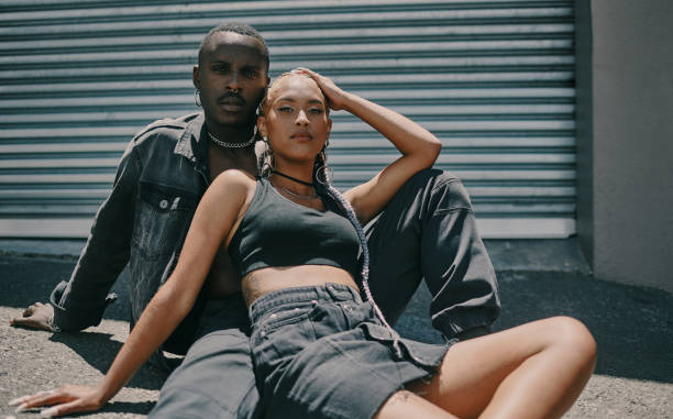 bequem verliebt - fashion stock-fotos und bilder