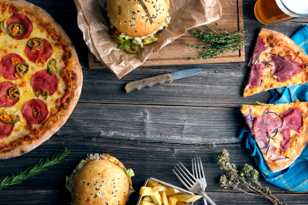 bereit zum essen - junk food stock-fotos und bilder