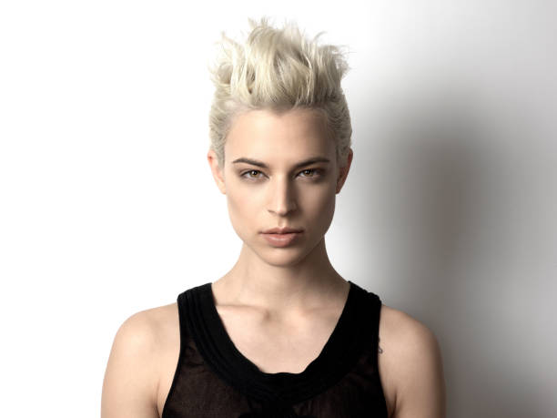 blonde woman with short hair and honey-colored eyes looks - hairstyle stock-fotos und bilder