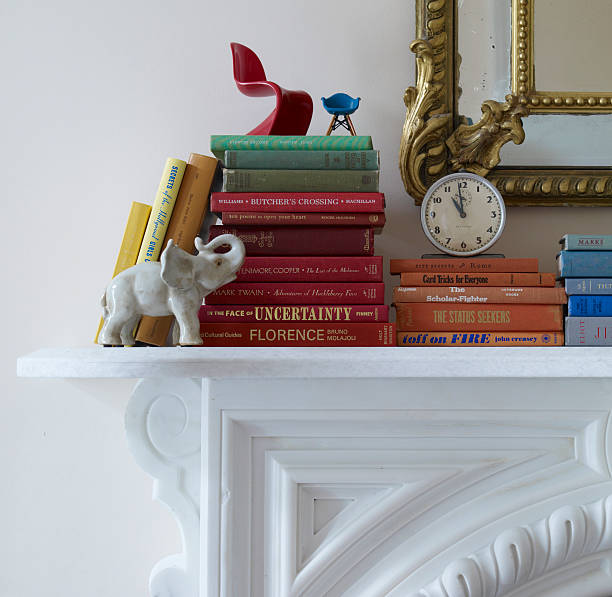 books on a mantel - home decoration stockfoto's en -beelden