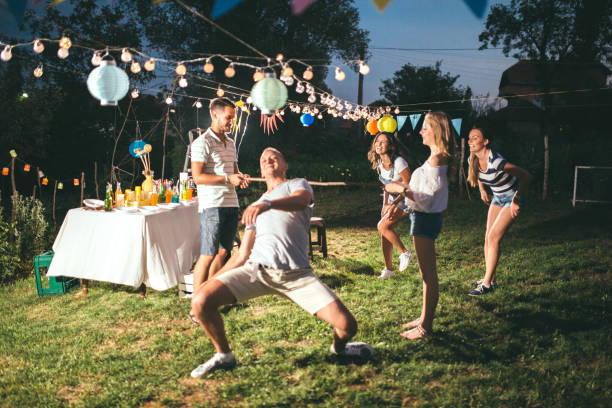 buiten partij - garden decoration stockfoto's en -beelden