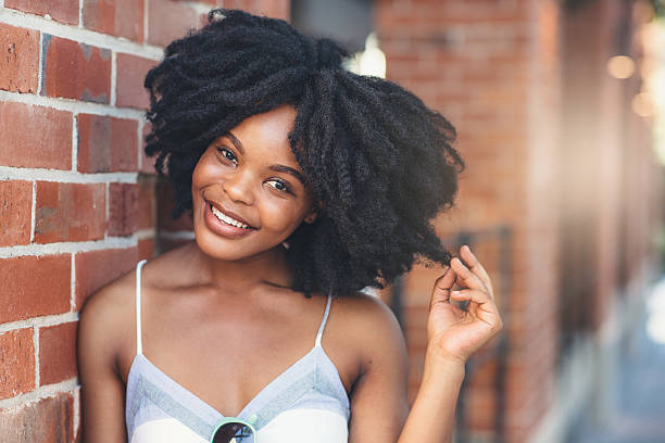 c’est une beauté locale - hairstyle photos et images de collection