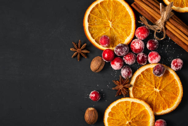 canneberges, oranges séchées et épices pour les fêtes - food photos et images de collection