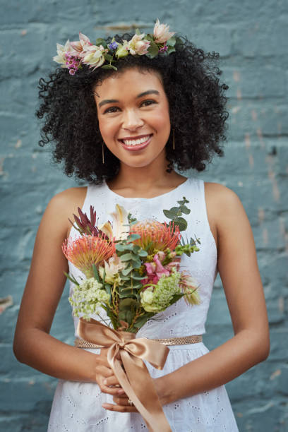 casarse te da ese tipo especial de felicidad - hairstyle fotografías e imágenes de stock