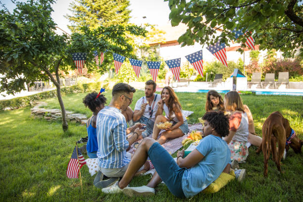 celebrating fourth july - garden decoration stockfoto's en -beelden