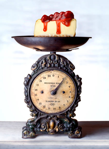 cheesecake scale - junk food stockfoto's en -beelden
