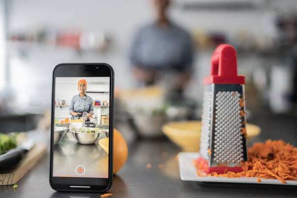 chef filmando clase de cocina en smartphone - food fotografías e imágenes de stock