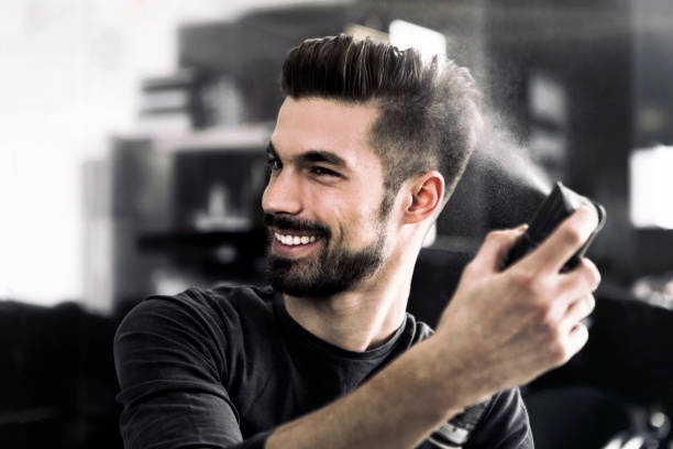 chico de moda usar laca para el cabello - hairstyle fotografías e imágenes de stock