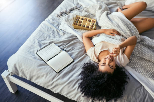 chocolade vragen niet, chocolade begrijpt - junk food stockfoto's en -beelden