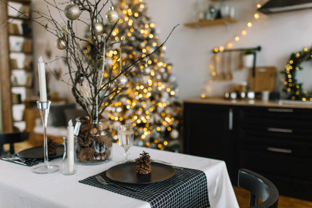 christmas and new year table setting with decorations. zero waste - home decoration stockfoto's en -beelden