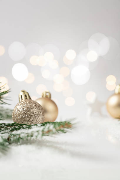 christmas background with fir branches and golden christmas balls on white background. fairy lights. - home decoration stockfoto's en -beelden
