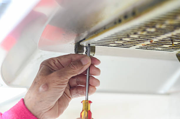 clean the oil stains on the kitchen hood.kitchen range hood heavily soiled with stubborn grease and oil stains, showcasing one of the most frustrating household cleaning challenges. - home decoration stock pictures, royalty-f