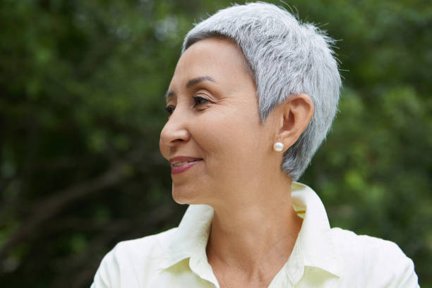 close up headshot portrait of mature asian woman - hairstyle stockfoto's en -beelden