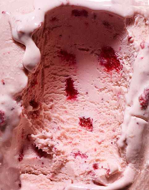 close up of strawberry ice cream - food photos et images de collection