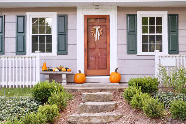 colonial home decorated for fall. - home decoration stock pictures, royalty-free photos & images
