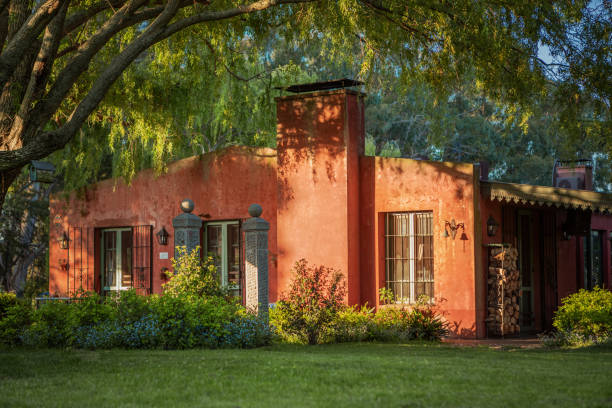 colonial style country house - garden decoration stockfoto's en -beelden