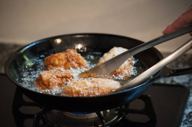 cooking fried chicken - food photos et images de collection
