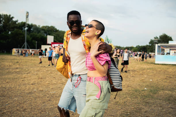 couple at a music festival - concert stock pictures, royalty-free photos & images