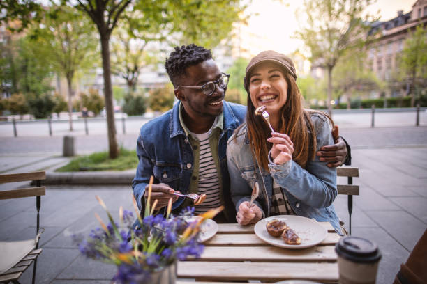 couple on date at outside coffee shop - food stockfoto's en -beelden