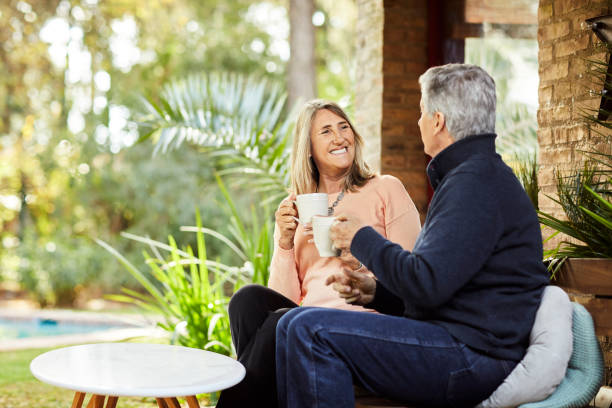 couples aînés ayant le café dans l’arrière-cour - garden decoration photos et images de collection