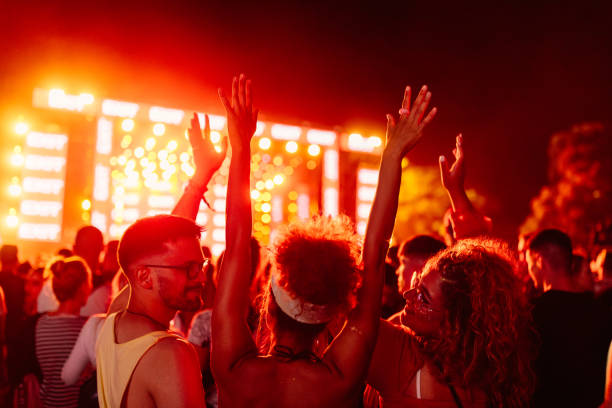 crowd cheering band at concert - concert stock pictures, royalty-free photos & images