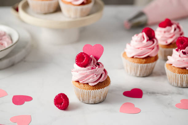 cupcakes à la framboise fraîchement préparés sur le comptoir de la cuisine - food photos et images de collection