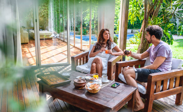 déjeuner relaxant de week-end à l’extérieur sur le pont d’accueil - garden decoration photos et images de collection