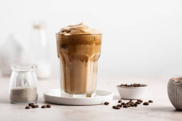 dalgona iced coffee with vegetal milk - coffee stockfoto's en -beelden