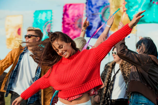 dancing at a music festival - concert stock pictures, royalty-free photos & images