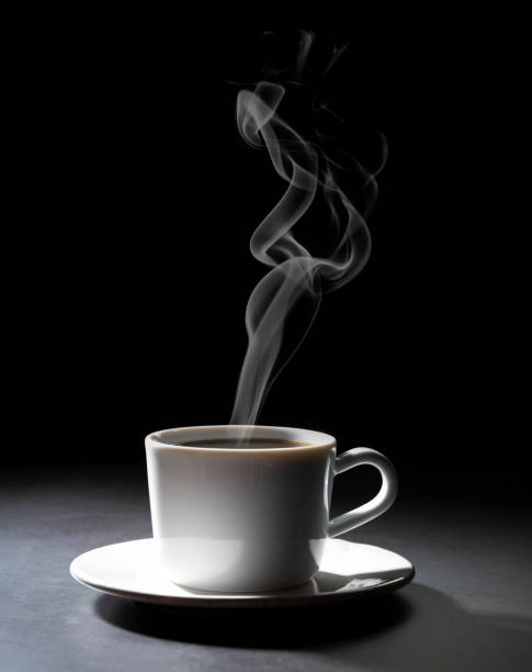 de kop van de koffie op donkere zwarte achtergrond - coffee stockfoto's en -beelden