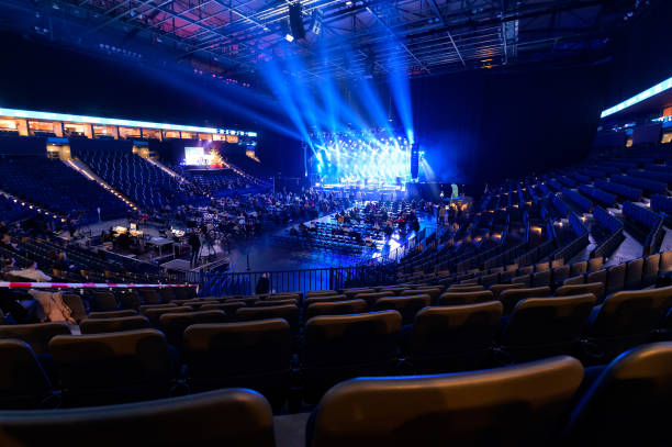 December 2021, Hamburg: Many seats in the stands of the arena are empty, while most of the audience sits in the middle in front of the stage....