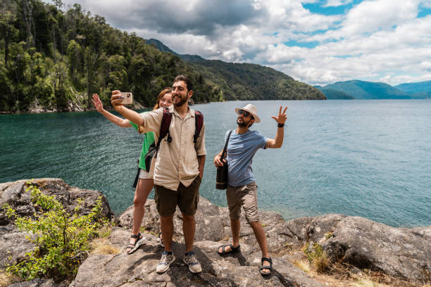 des amis prenant un selfie au sommet d’une montagne en patagonie, en argentine - travel photos et images de collection